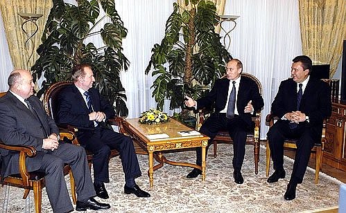 Беседа с Премьер-министром Украины Виктором Януковичем (справа), Президентом Украины Леонидом Кучмой и Председателем Правительства России Михаилом Фрадковым (слева).