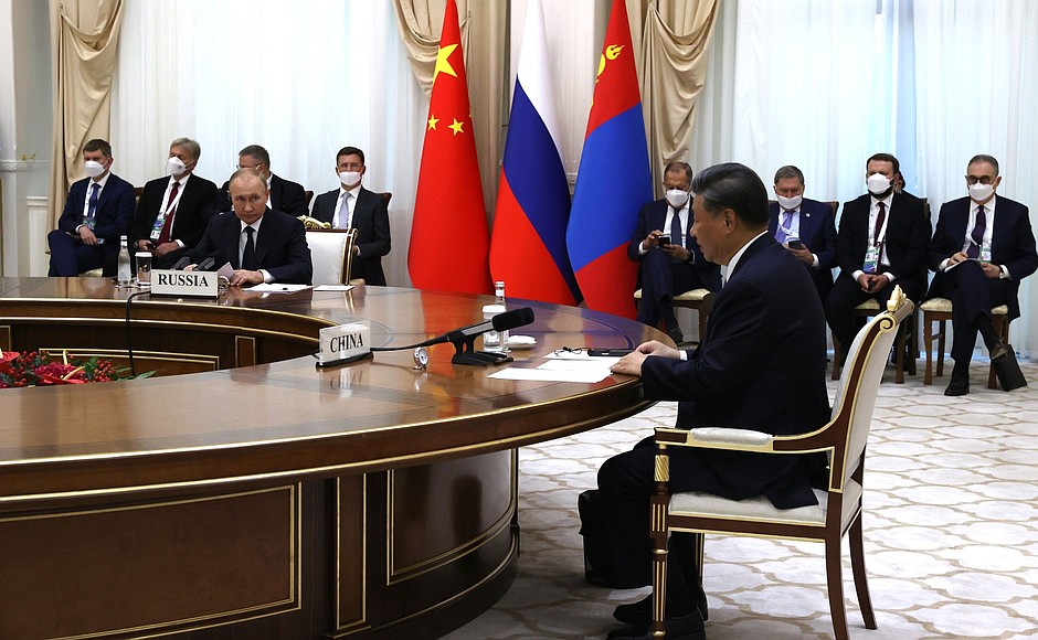 В ходе встречи с Председателем КНР Си Цзиньпином и Президентом Монголии Ухнагийн Хурэлсухом.