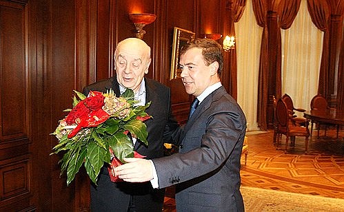 Дмитрий Медведев поздравил актёра театра «Ленком» Леонида Броневого с 80-летием.