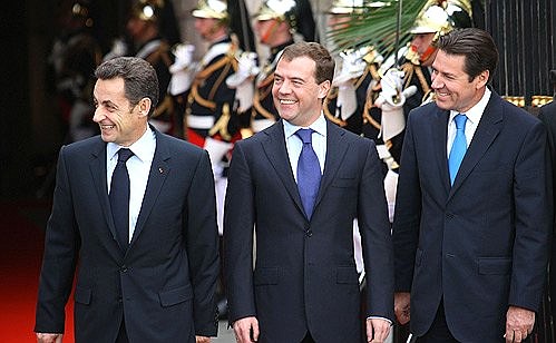 Перед началом саммита Россия–Евросоюз. C Президентом Франции Николя Саркози (слева) и мэром Ниццы Кристианом Эстрози.