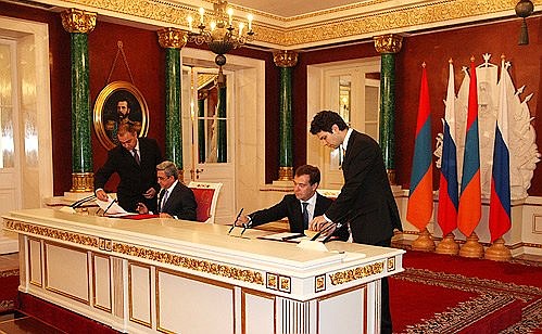 По итогам переговоров с Президентом Армении Сержем Саргсяном лидеры двух стран приняли Совместное заявление.