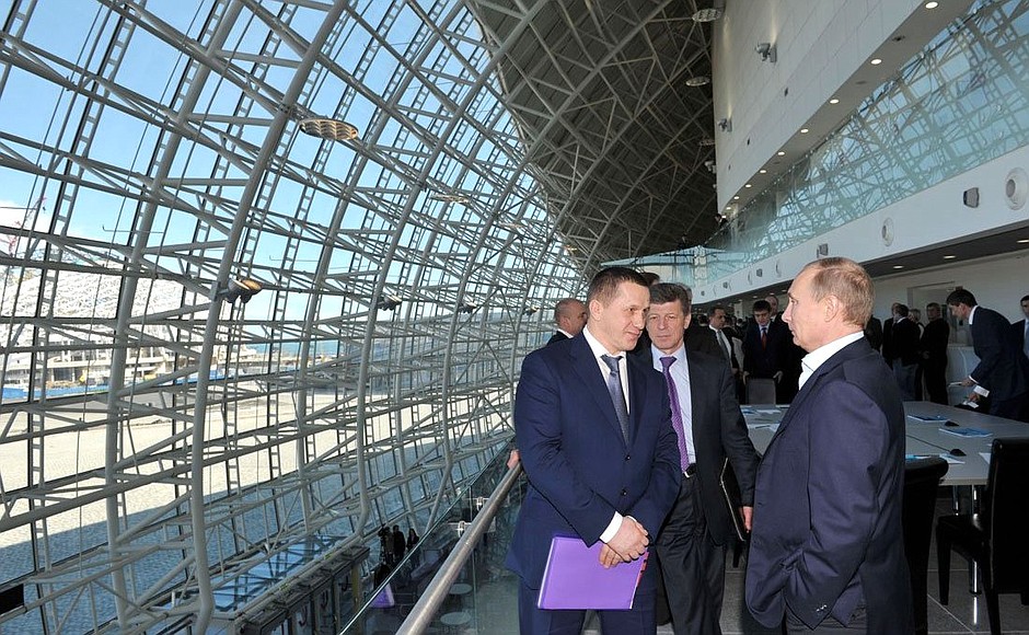 С помощником Президента Юрием Трутневым по окончании встречи с представителями спортивных федераций по хоккею и фигурному катанию.