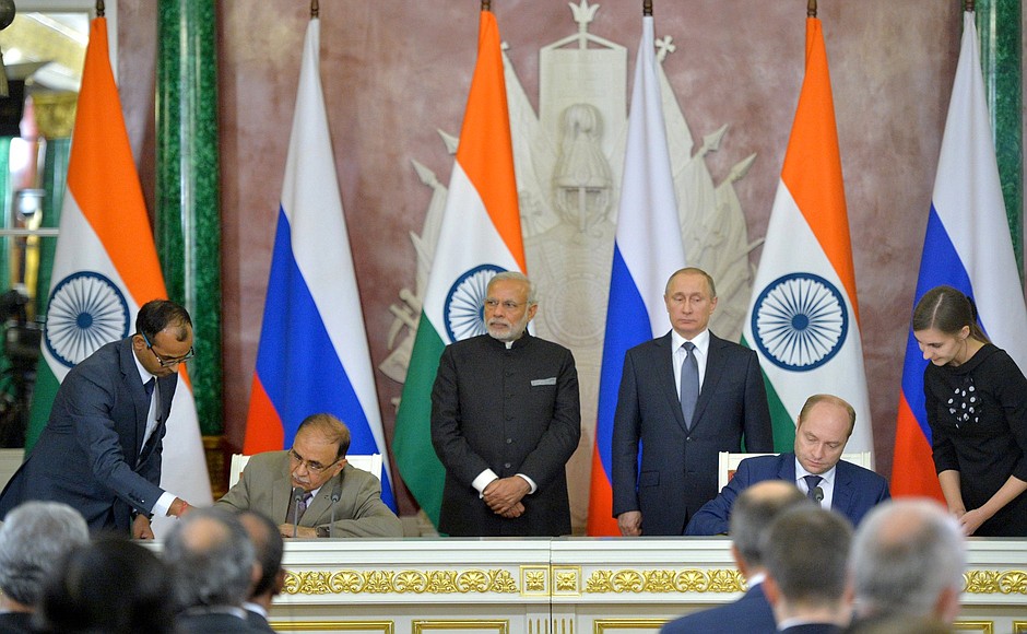 Церемония подписания российско-индийских документов.