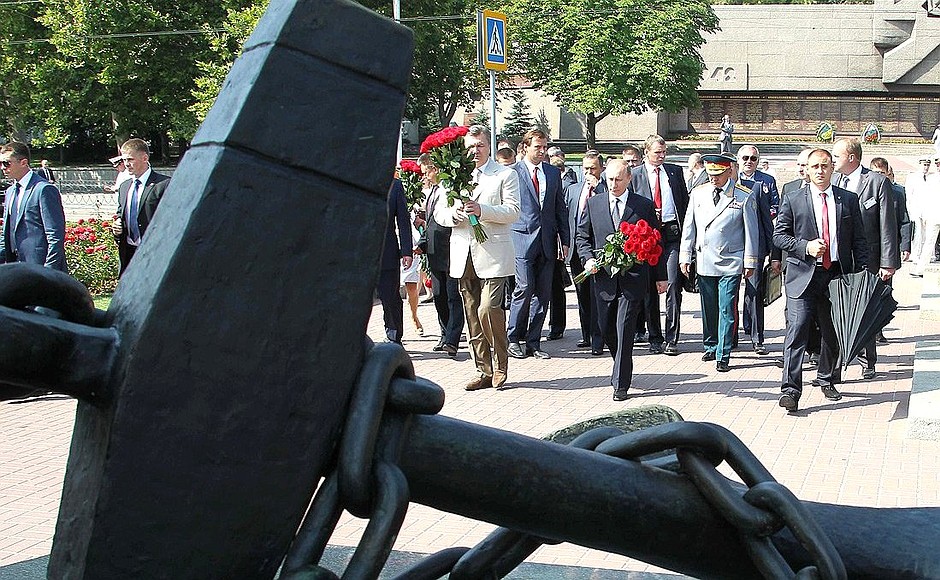 Vladimir Putin and Viktor Yanukovych laid flowers at the monument to Admiral Nakhimov.