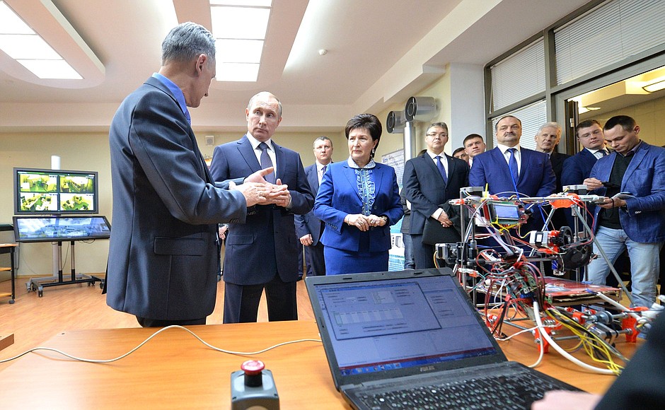 В ходе посещения Северо-Кавказского федерального университета Владимир Путин ознакомился с разработками вуза в области высоких технологий и робототехники.