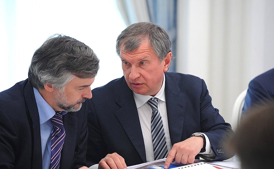 Before the meeting on prospects of developing the United Shipbuilding Corporation. Deputy Economic Development Minister Andrei Klepach (left) and Rosneft CEO Igor Sechin.