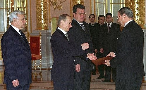 Colombian Ambassador Miguel Santamaria Davila (right) presenting his credentials to President Putin.