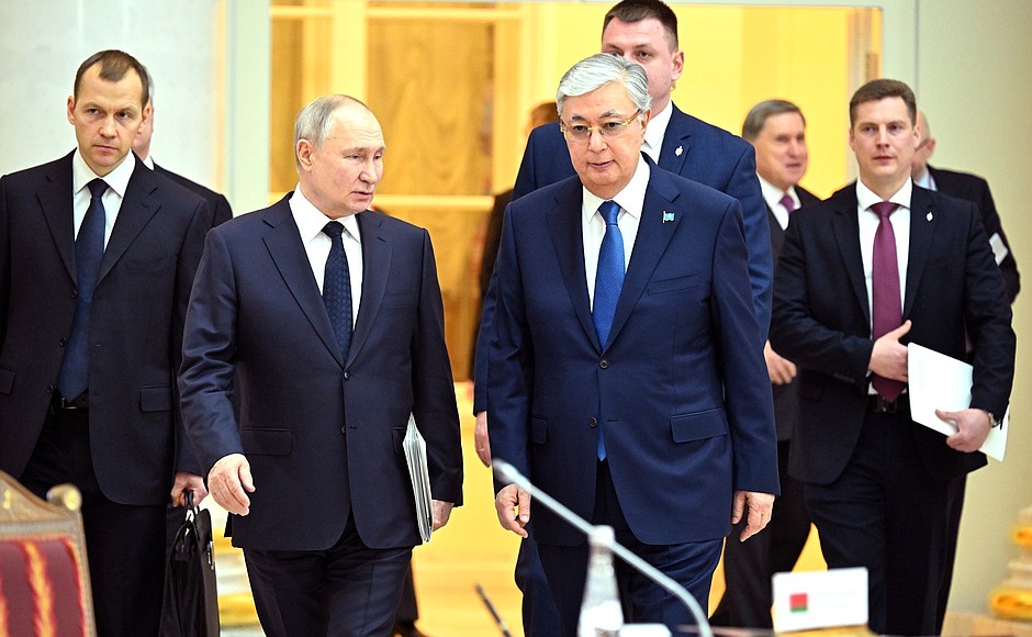 С Президентом Казахстана Касым-Жомартом Токаевым перед началом заседания Высшего Евразийского экономического совета в расширенном составе.