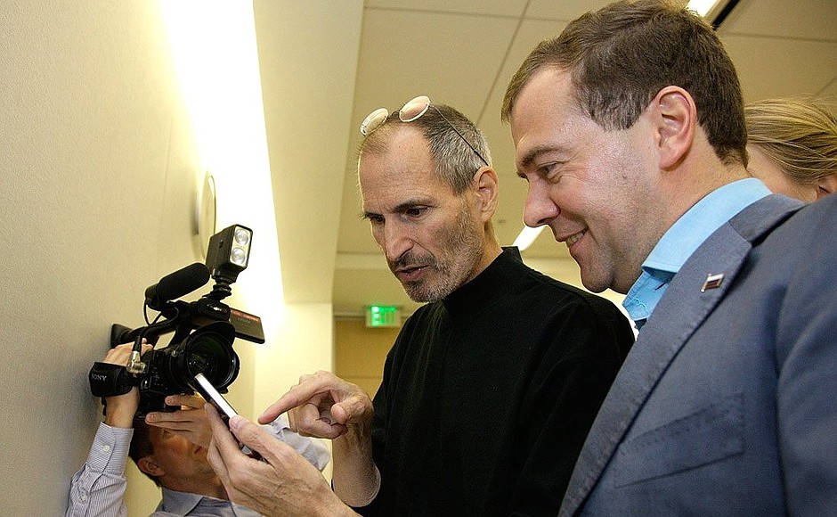 С президентом компании Apple Стивом Джобсом.