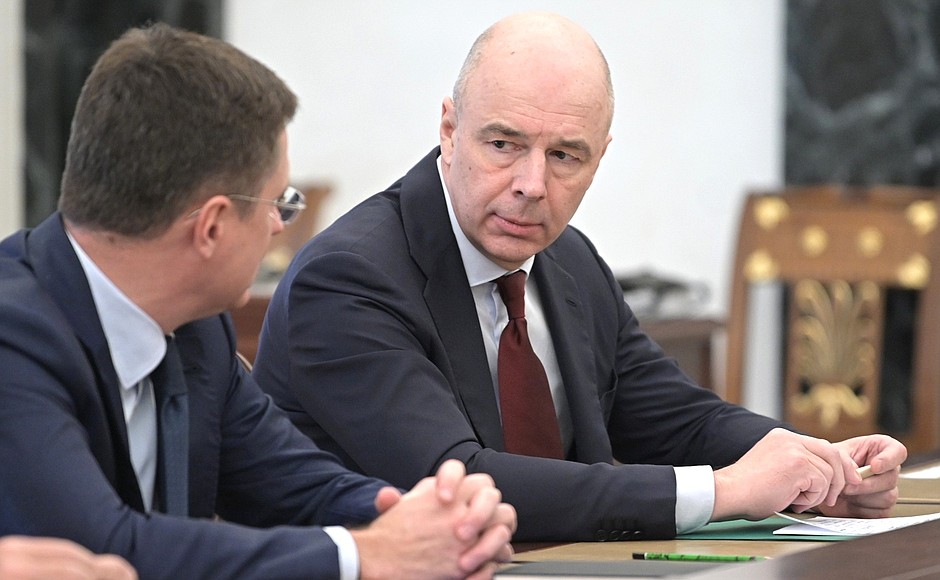 Finance Minister Anton Siluanov (right) and Deputy Prime Minister Alexander Novak before the meeting on economic issues.