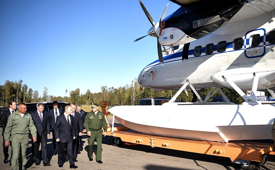 Во время осмотра самолёта L-410 УВП-Е20 в военно-патриотическом парке «Патриот».