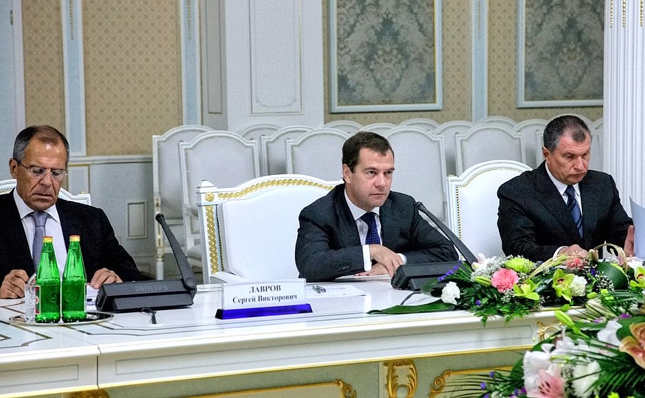 В ходе российско-таджикистанских переговоров в расширенном составе. С Заместителем Председателя Правительства Игорем Сечиным (справа) и Министром иностранных дел Сергеем Лавровым.