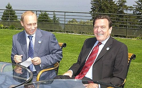 С Федеральным канцлером ФРГ Герхардом Шредером по окончании двусторонних переговоров.