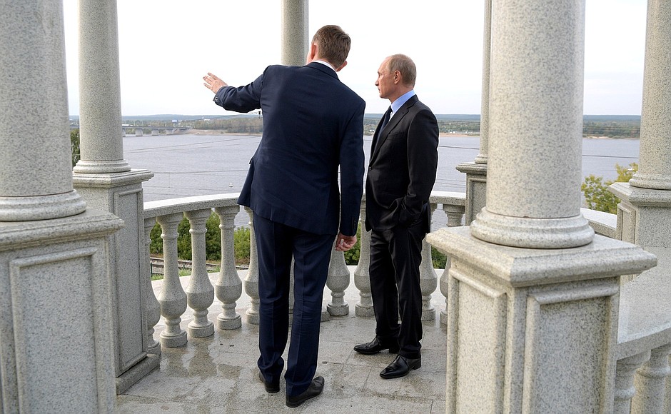 Vladimir Putin toured the embankment of the Kama River and reviewed plans for the modernisation of the urban space. With Perm Territory Acting Governor Maxim Reshetnikov.