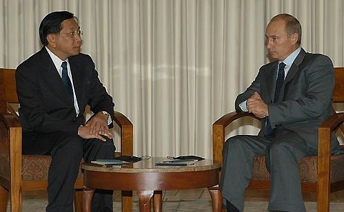 С председателем Верховного суда Таиланда Аттанитом Дисаамнатом.