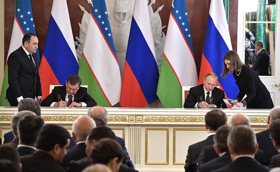 The signing of a Joint Statement by President of Russia Vladimir Putin and President of Uzbekistan Shavkat Mirziyoyev.