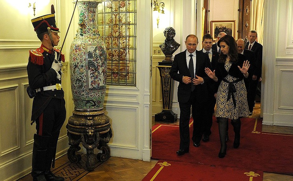 В ходе осмотра официальной резиденции Президента Аргентины – дворца Каса Росада. С Президентом Аргентины Кристиной Фернандес де Киршнер.