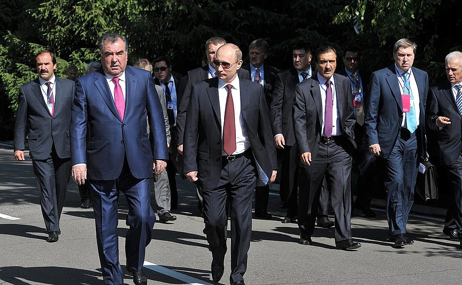 C Президентом Таджикистана Эмомали Рахмоном перед началом неформальной встречи глав государств – членов Организации Договора о коллективной безопасности.