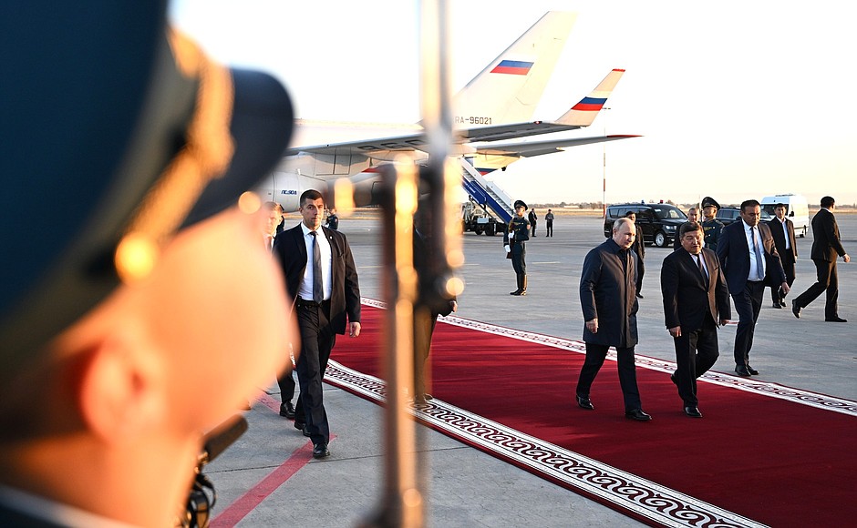 Владимир Путин прибыл в Киргизию с официальным визитом. С Председателем Кабинета министров Киргизской Республики – Руководителем Администрации Президента Киргизской Республики Акылбеком Жапаровым.