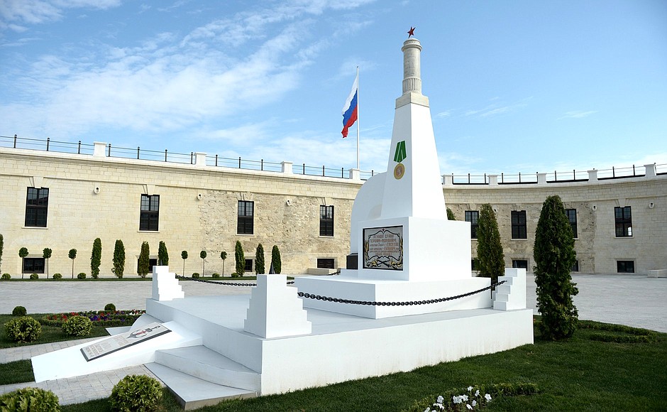 Monument honouring defenders of Fort Constantine.