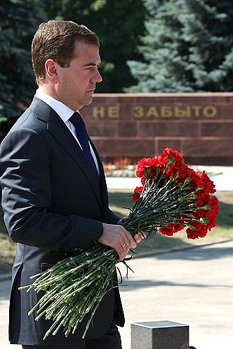 Возложение цветов в мемориальном комплексе «Памяти павших в Великой Отечественной войне».