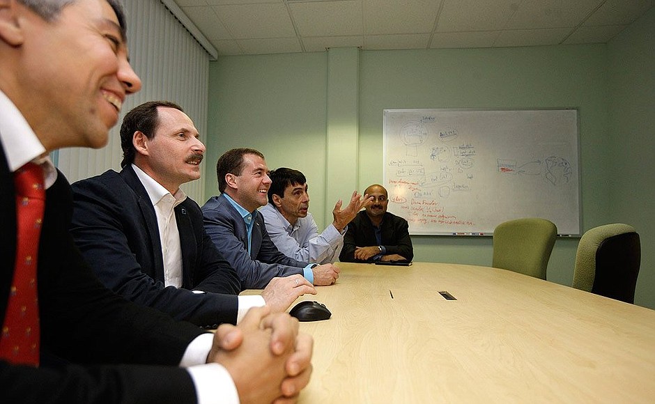 Посещение компании Yandex Labs. Второй слева – генеральный директор Яндекса Аркадий Волож, справа – глава подразделения Яндекса Аркадий Борковский.