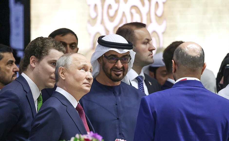Перед началом переговоров Владимир Путин и Президент ОАЭ Мухаммед Бен Заид Аль Нахайян осмотрели стенды Объединённых Арабских Эмиратов на площадке ПМЭФ-2023.