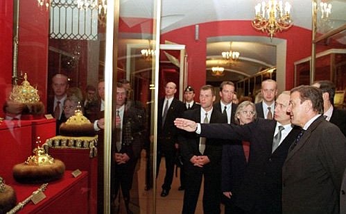 С Федеральным канцлером ФРГ Герхардом Шрёдером во время осмотра экспозиции Оружейной палаты.