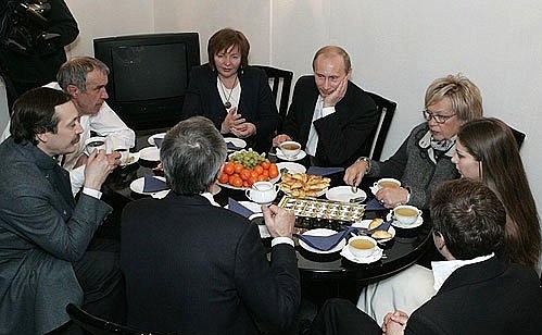 С актёрами и режиссёром после премьеры комедии Грибоедова «Горе от ума».