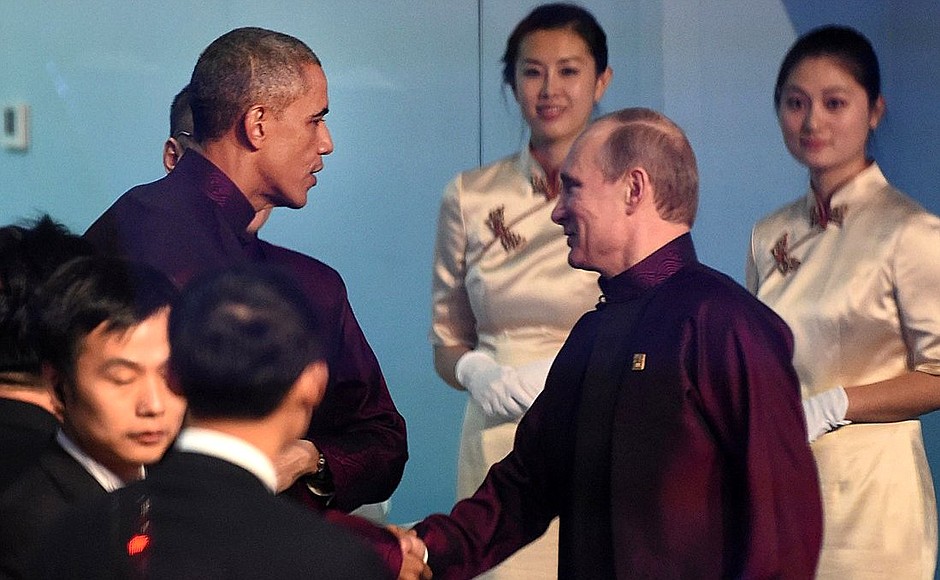 Перед началом совместного фотографирования лидеров экономик форума АТЭС. С Президентом США Бараком Обамой.