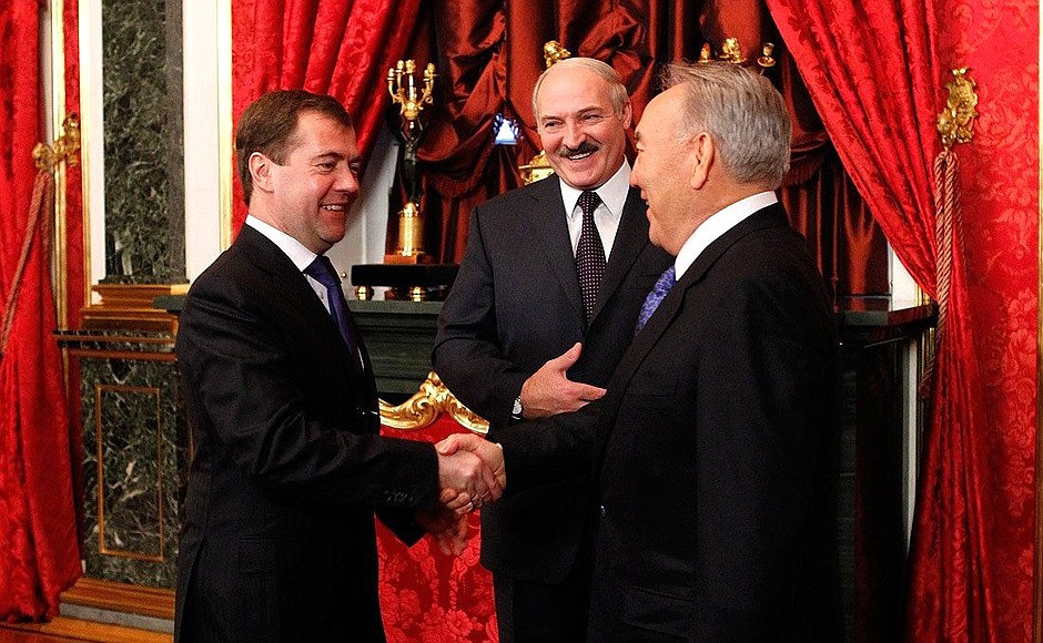 С Президентом Республики Беларусь Александром Лукашенко (в центре) и Президентом Казахстана Нурсултаном Назарбаевым.