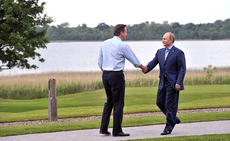 Перед началом саммита «Группы восьми». С Премьер-министром Великобритании Дэвидом Кэмероном.