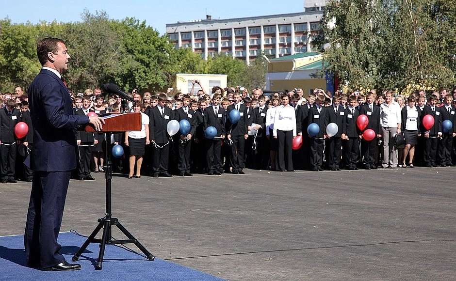 На церемонии открытия первого президентского кадетского училища.