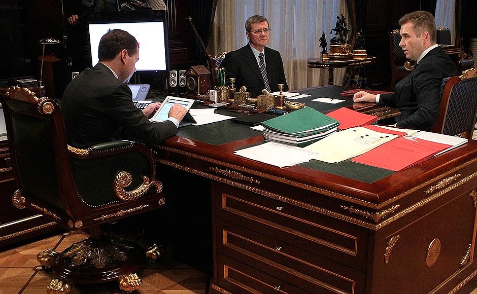 С Уполномоченным при Президенте по правам ребёнка Павлом Астаховым (справа) и Генеральным прокурором Юрием Чайкой.