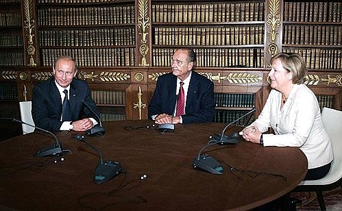 С Федеральным канцлером Германии Ангелой Меркель и Президентом Франции Жаком Шираком перед началом трехсторонних переговоров.