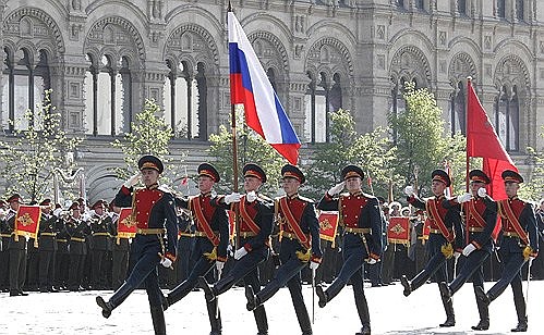 Военный парад в честь 64-й годовщины Победы в Великой Отечественной войне. На Красную площадь вносятся Государственный флаг Российской Федерации и Знамя Победы в Великой Отечественной войне 1941–1945 годов.