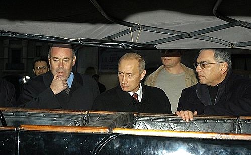 President Putin looking at sound stages at the Mosfilm Studios with Culture Minister Mikhail Shvydkoy (left) and Mosfilm director-general and film director Karen Shakhnazarov (right).