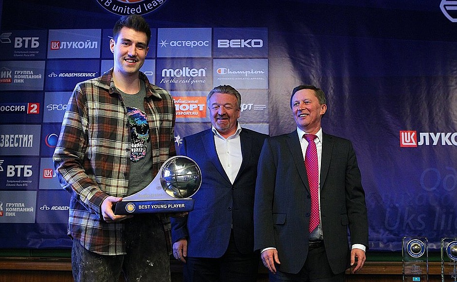 Sergei Ivanov presents prizes to the best players of the 2012/13 VTB United League regular-season basketball tournament. Sergei Karasev (left), VTB United League Young Player of the Year.
