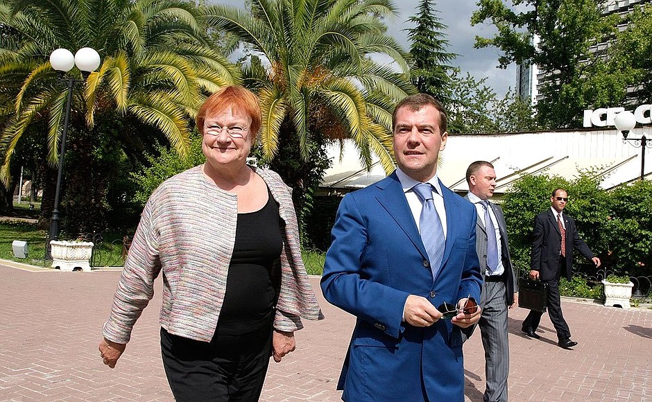С Президентом Финляндии Тарьей Халонен во время прогулки по городу.