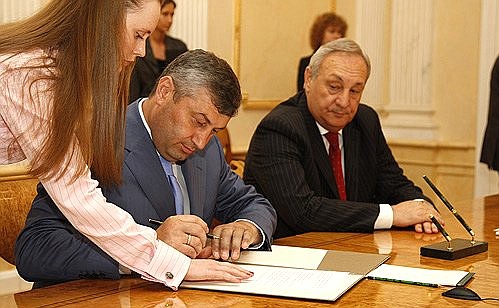 Президенты Южной Осетии Эдуард Кокойты (слева) и Абхазии Сергей Багапш на встрече с Дмитрием Медведевым подписали шесть принципов урегулирования конфликтов.