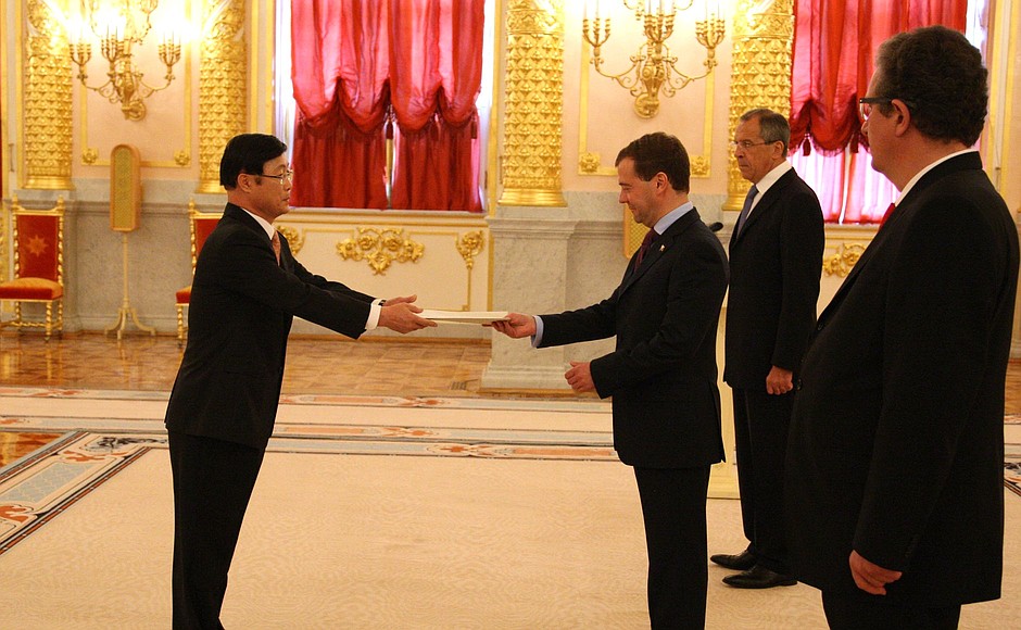 Presentation by foreign ambassadors of their letters of credence. Dmitry Medvedev receives a letter of credence from Ambassador of the Republic of Korea Lee Yun-ho.