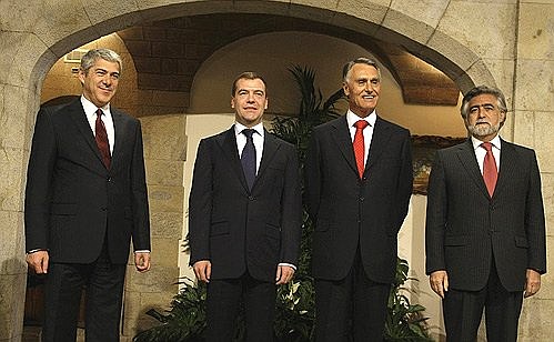 С Премьер-министром Португалии Жозе Сократешем, Президентом Португалии Анибалом Каваку Силвой и министром иностранных дел Португалии Луишем Амаду (слева направо).