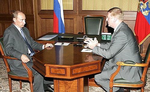 С председателем правления РАО «ЕЭС России» Анатолием Чубайсом.