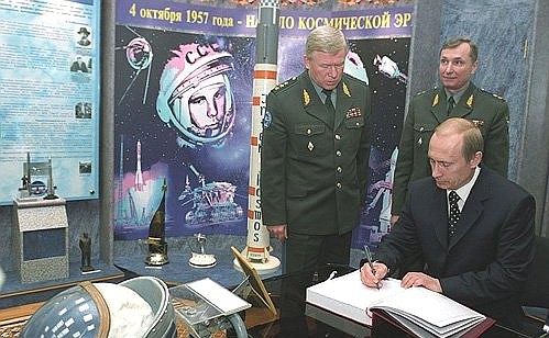 President Putin signing the distinguished visitors\' book at the Space Forces museum.