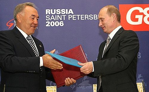 President Vladimir Putin of Russia and President Nursultan Nazarbayev of Kazakhstan sign joint declaration on expanded cooperation as regards the development of the Karachaganak deposit at their bilateral meeting during the G8 summit in St. Petersburg.