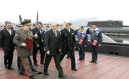Во время осмотра подводных лодок с руководителем федерального агентства специального строительства Николаем Аброськиным (слева) и командующим Тихоокеанским флотом Виктором Федоровым (справа).