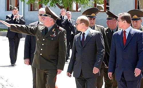 President Putin in the encampment area of the 201st Motorised Rifle Division with Russia\'s Defence Minister Sergei Ivanov and Colonel-General Alexander Baranov, Commander of the Volga-Urals Military District.