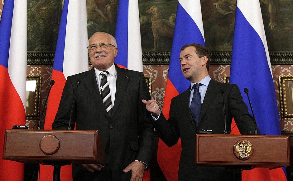 С Президентом Чехии Вацлавом Клаусом на пресс-конференции по окончании российско-чешских переговоров.