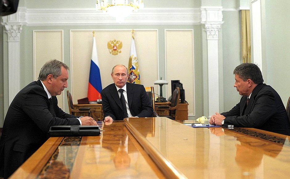 С Заместителем Председателя Правительства Дмитрием Рогозиным (слева) и руководителем Федерального космического агентства Владимиром Поповкиным.