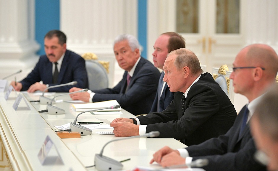 На встрече с избранными главами субъектов Российской Федерации.